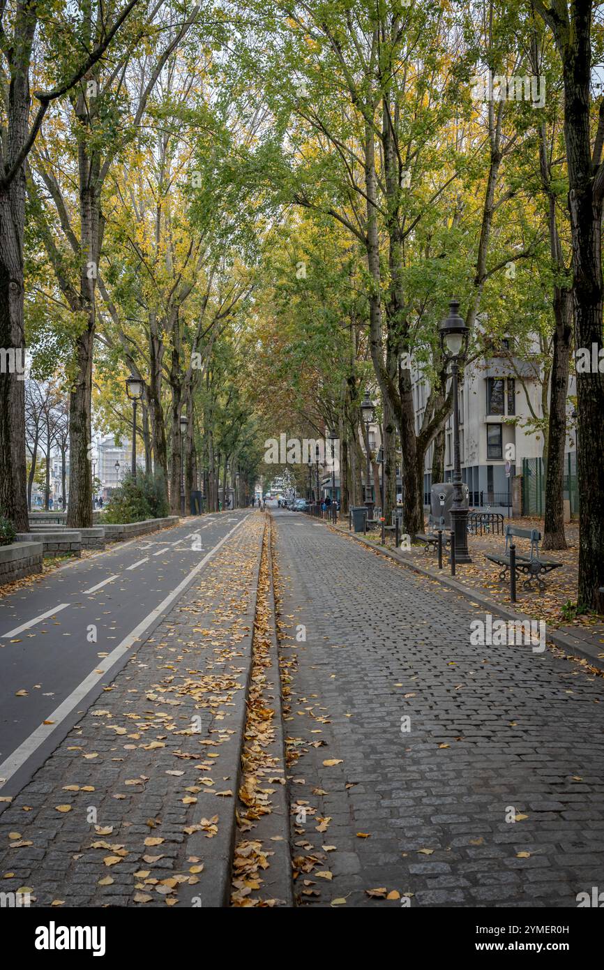 Paris, France - 11 11 2024 : canal de l'Ourcq. Vue panoramique sur le bassin de la Villette aux couleurs du printemps Banque D'Images