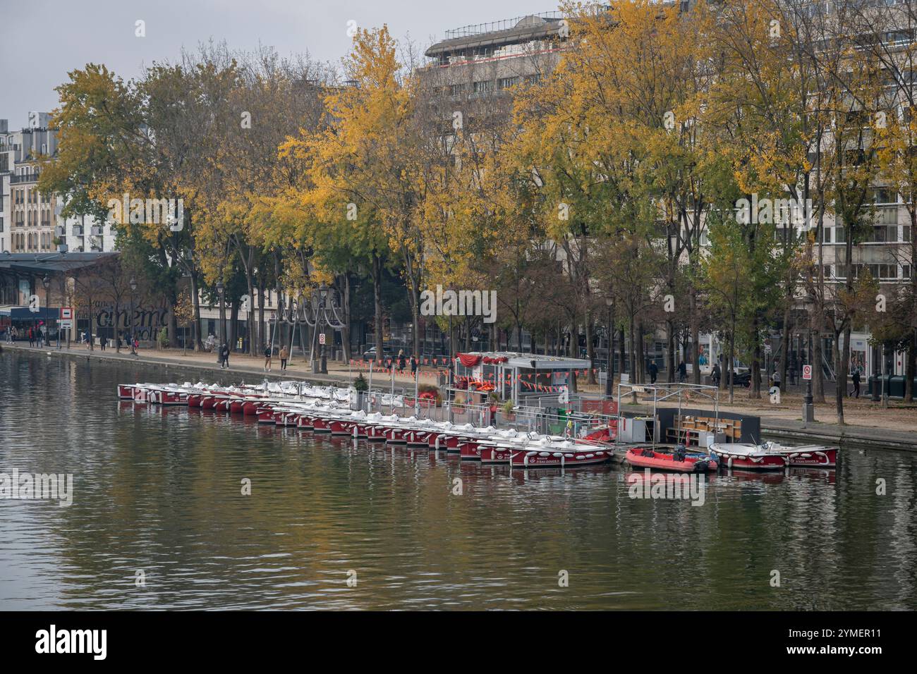 Paris, France - 11 11 2024 : canal de l'Ourcq. Vue panoramique sur le bassin de la Villette aux couleurs du printemps Banque D'Images