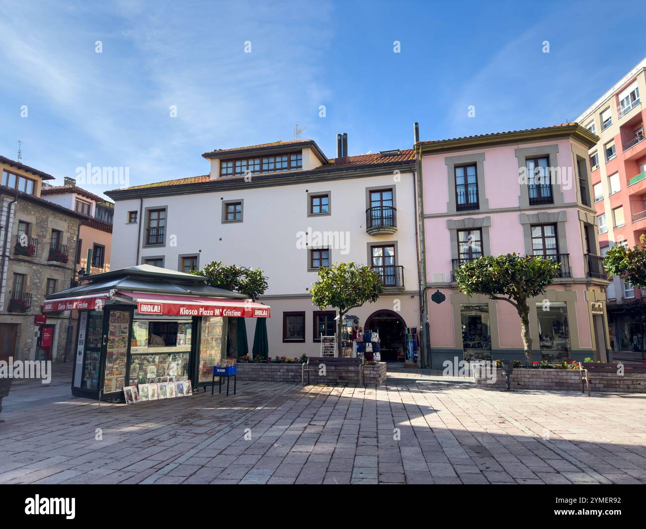 Kiosque à journaux sur la Plaza de la Reina María Cristina (place) dans la vieille ville de Ribadesella, Asturies, Espagne Banque D'Images