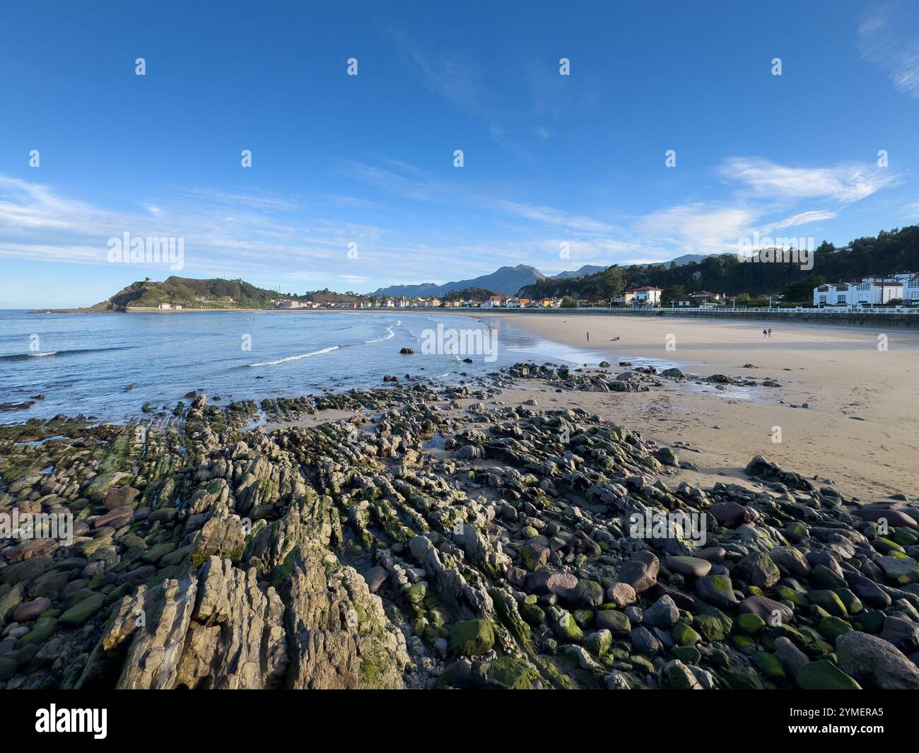 Vue panoramique sur la plage de Ribadesella depuis la promenade côtière avec le mont Corbero en arrière-plan, Asturies, Espagne - Image de stock capturée avec un smartphone