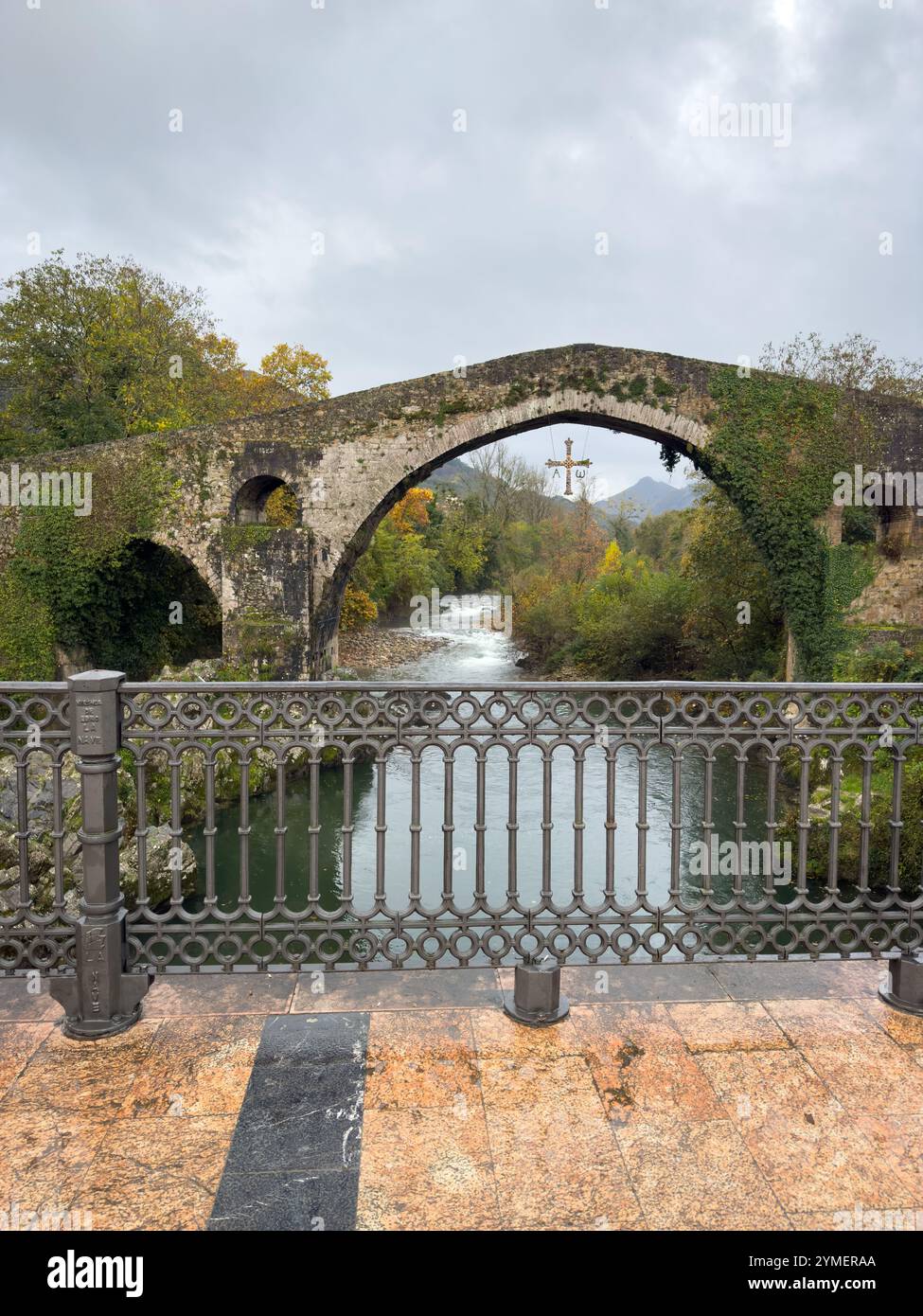 Pont romain avec la Croix de la victoire, symbole des Asturies, sur la rivière Sella dans la ville de Cangas de Onís, Asturies, Espagne Banque D'Images