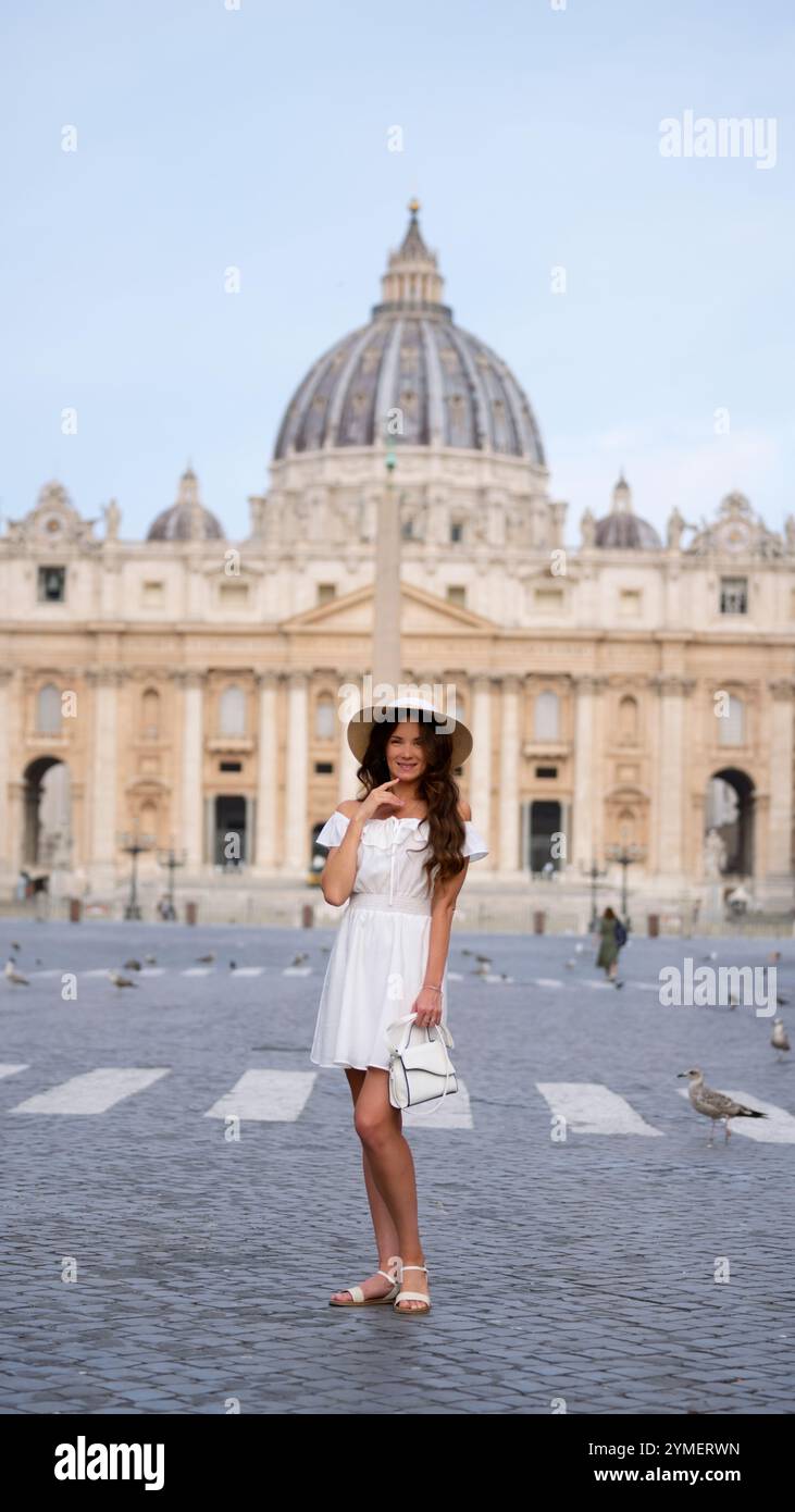 Femme gracieuse en White Outfit admirant la place Peter Square, Cité du Vatican Banque D'Images