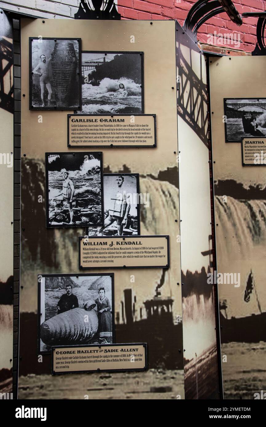 Carlisle Graham, William J. Kendall, George Hazlett et Sadie Allent signent à Daredevil Alley dans le district de Queen Street, Niagara Falls, Ontario, Canada Banque D'Images