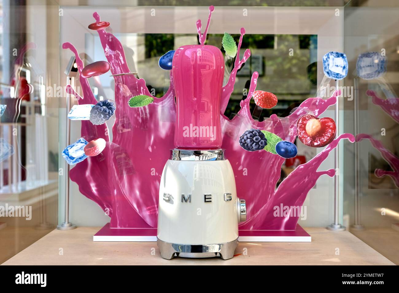 Un mixeur de cuisine exposé en vitrine du magasin phare d'électroménager de cuisine de la marque Smeg sur Regent Street, préparé James's, Londres. Banque D'Images