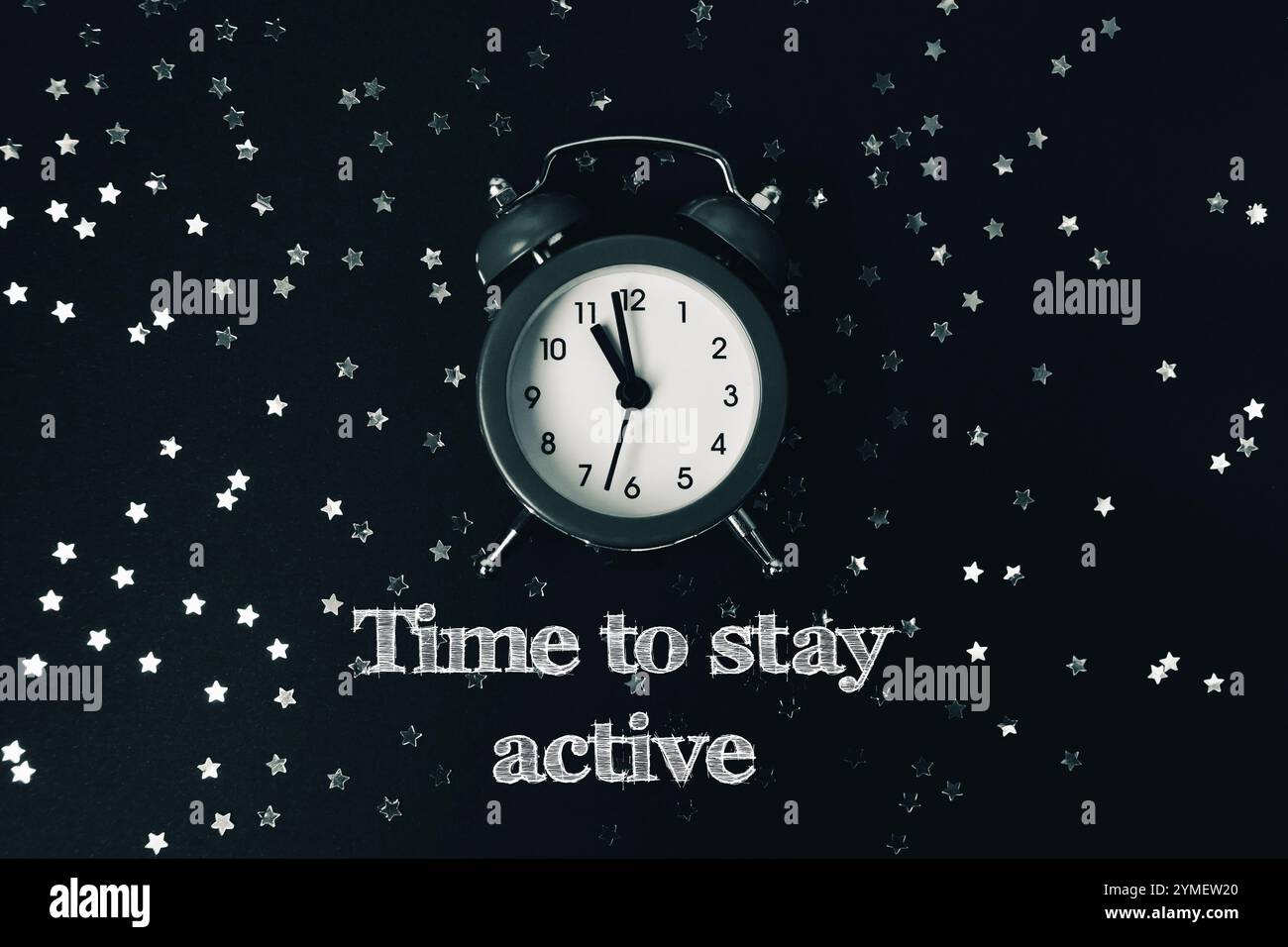 Photo en noir et blanc d'une horloge avec les mots Time to Stay Active écrits en dessous Banque D'Images