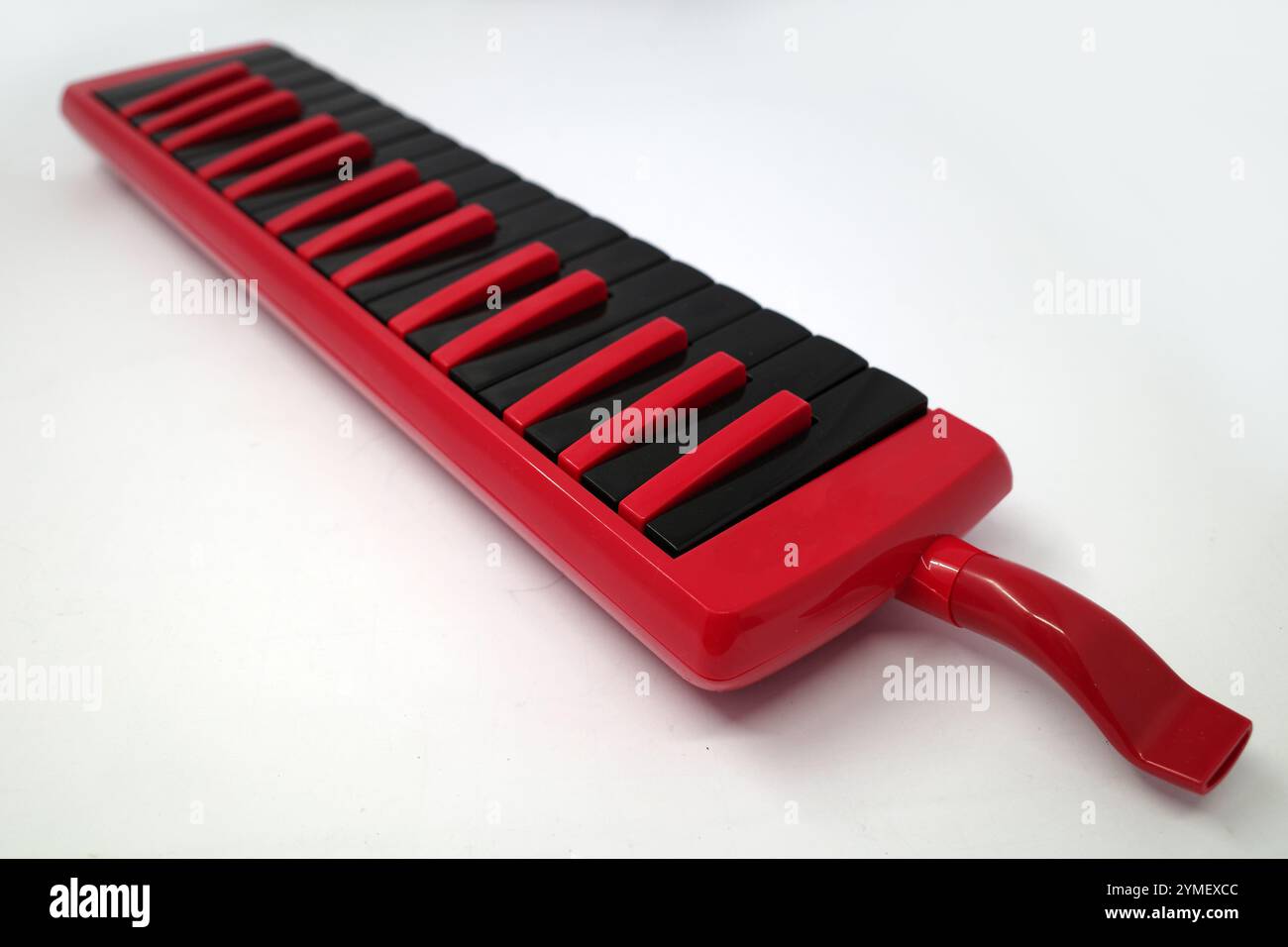 Mélodica noir et rouge. Un mélodica est un instrument de musique similaire à un orgue à pompe ou harmonica. Banque D'Images