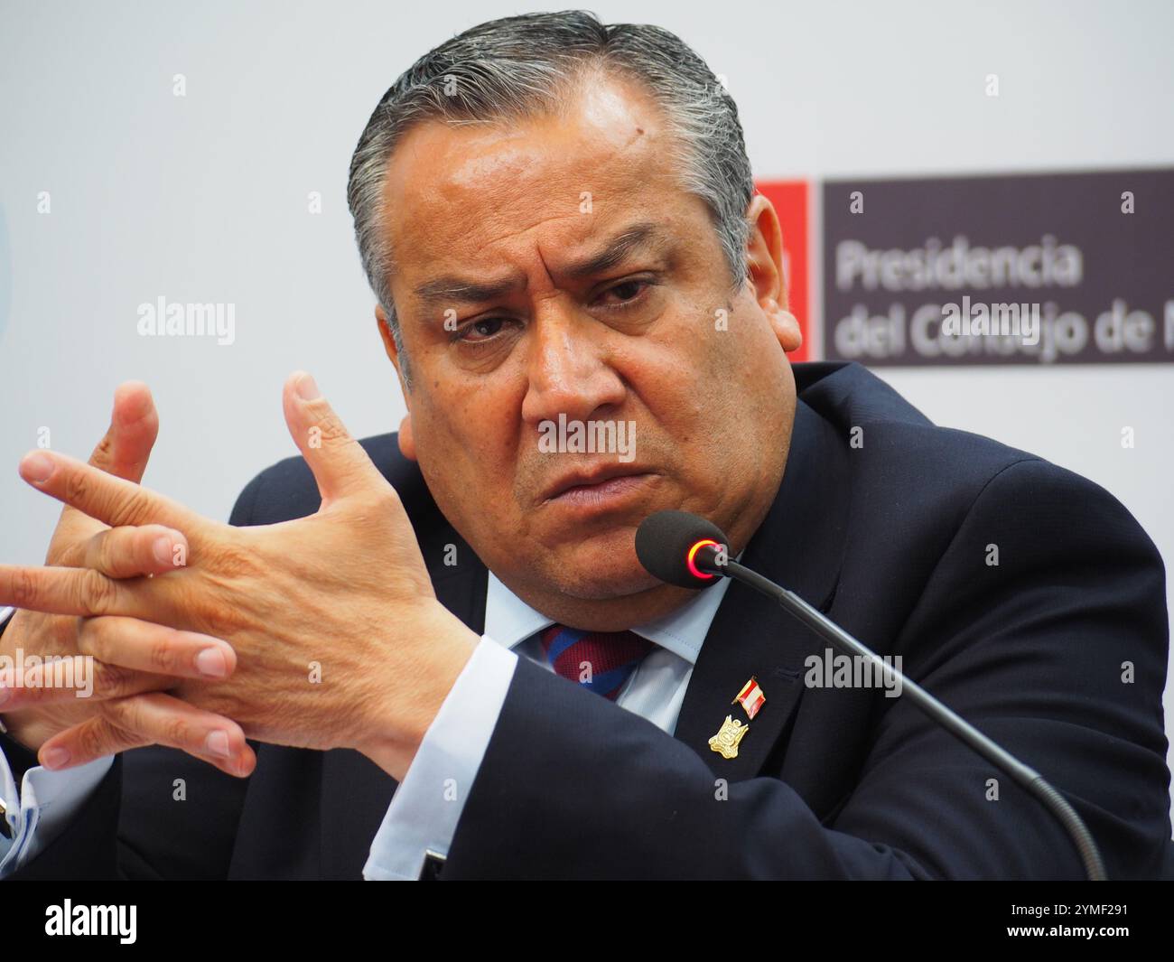 Lima, Pérou. 21 novembre 2024. Gustavo Adrianzen, premier ministre du Pérou, donne une conférence de presse sur la situation et les perspectives politiques du Pérou, les relations entre le gouvernement, le Congrès et le pouvoir judiciaire, et les questions de corruption et de conflit social. Crédit : Agence de presse Fotoholica/Alamy Live News Banque D'Images