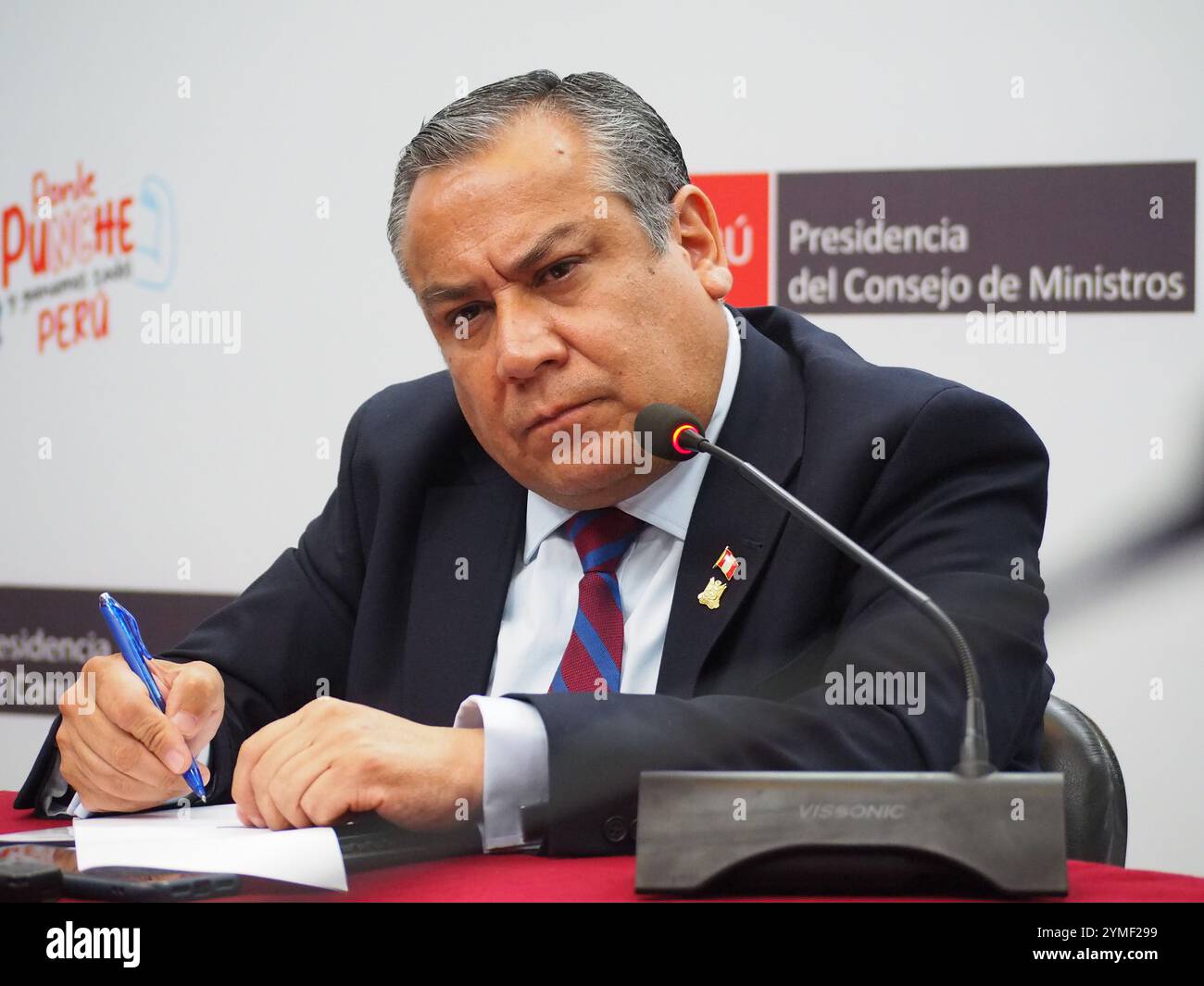 Lima, Pérou. 21 novembre 2024. Gustavo Adrianzen, premier ministre du Pérou, donne une conférence de presse sur la situation et les perspectives politiques du Pérou, les relations entre le gouvernement, le Congrès et le pouvoir judiciaire, et les questions de corruption et de conflit social. Crédit : Agence de presse Fotoholica/Alamy Live News Banque D'Images