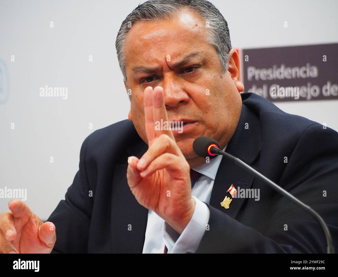 Lima, Pérou. 21 novembre 2024. Gustavo Adrianzen, premier ministre du Pérou, donne une conférence de presse sur la situation et les perspectives politiques du Pérou, les relations entre le gouvernement, le Congrès et le pouvoir judiciaire, et les questions de corruption et de conflit social. Crédit : Agence de presse Fotoholica/Alamy Live News Banque D'Images
