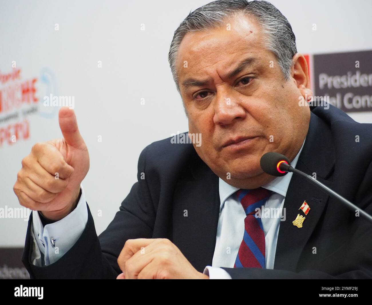 Lima, Pérou. 21 novembre 2024. Gustavo Adrianzen, premier ministre du Pérou, donne une conférence de presse sur la situation et les perspectives politiques du Pérou, les relations entre le gouvernement, le Congrès et le pouvoir judiciaire, et les questions de corruption et de conflit social. Crédit : Agence de presse Fotoholica/Alamy Live News Banque D'Images