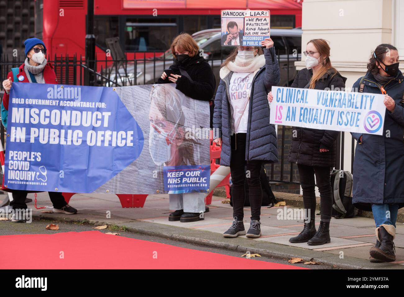 Londres, Royaume-Uni. 21 novembre 2024. Des familles endeuillées manifestent devant le lieu de l’enquête britannique sur la COVID-19. L’enquête sur la COVID-19, qui a commencé à tenir des audiences en juillet 2022, en est maintenant à l’étape du module 3. Crédit : Mark Kerrison/Alamy Live News Banque D'Images