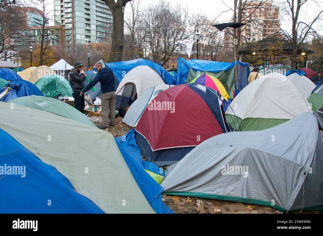 Toronto, Ontario / Canada - 20 novembre 2011 : les parcs du centre-ville de Toronto pour les sans-abri sont des tentes Banque D'Images