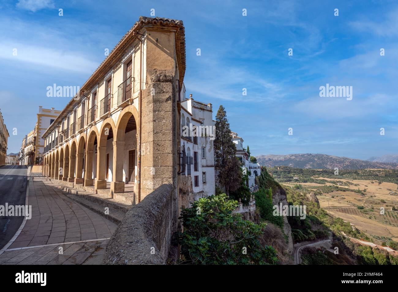 Bâtiments historiques du Puente Nuevo dans la Ronda Tajo, à Malaga, Andalousie, Espagne avec la lumière du jour Banque D'Images