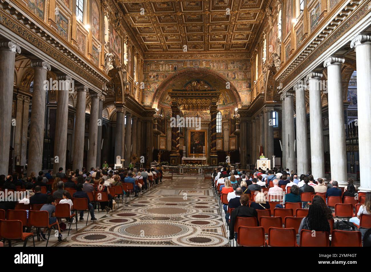 Rome, Italie - 3 novembre 2024 : un peuple à la messe du dimanche dans la Basilique Sainte-Marie majeure (Basilica di Santa Maria Maggiore) à Rome. Banque D'Images