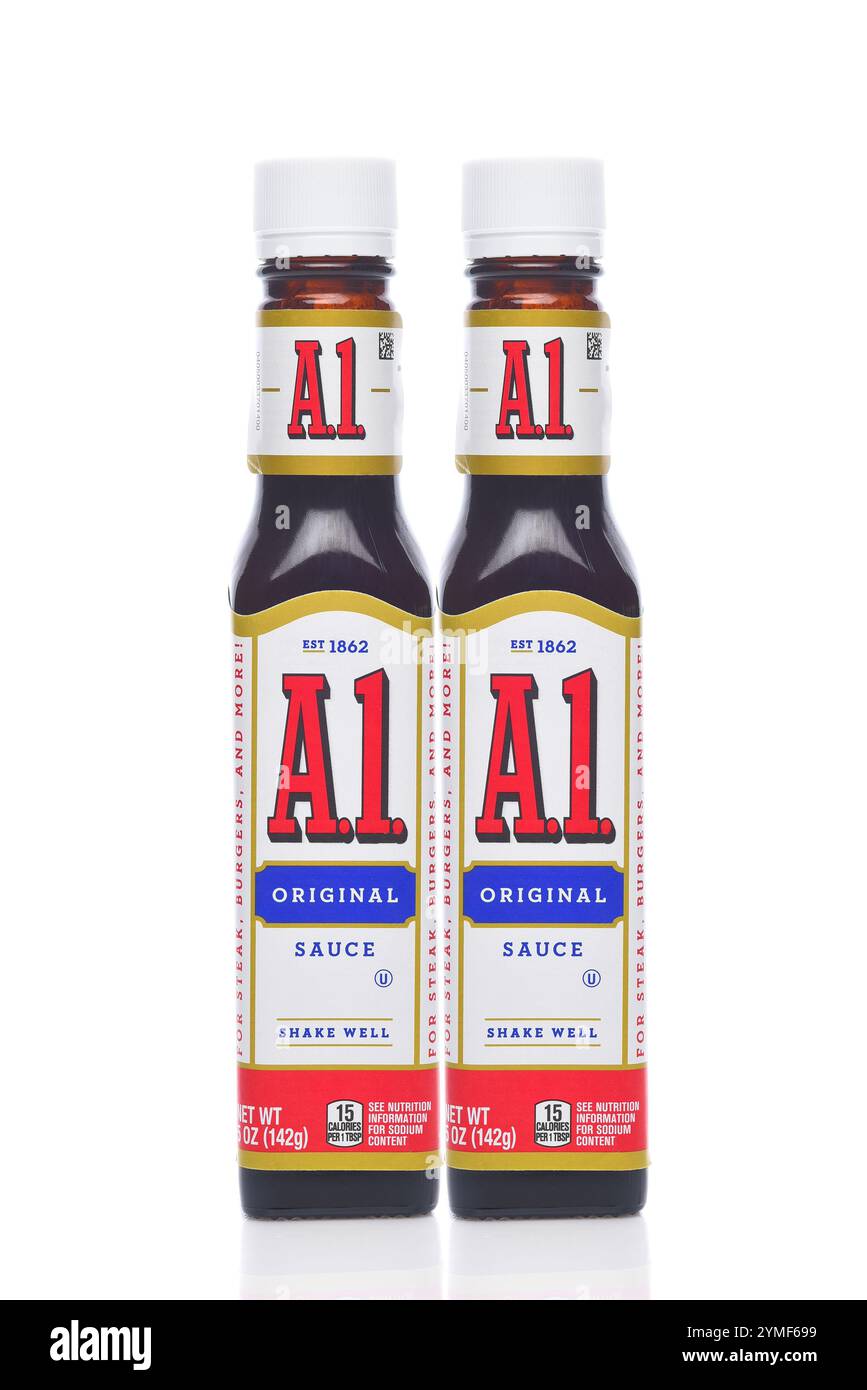 IRVINE, CALIFORNIE - 19 nov 2024 : deux bouteilles de sauce au steak A1. Banque D'Images