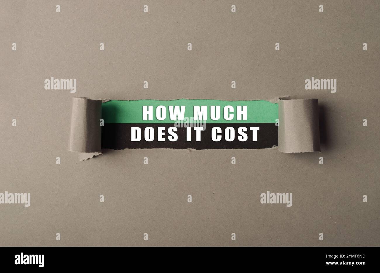 Morceau de papier déchiré avec les mots combien cela coûte-t-il écrit dessus. L'image a une ambiance de confusion et d'incertitude Banque D'Images