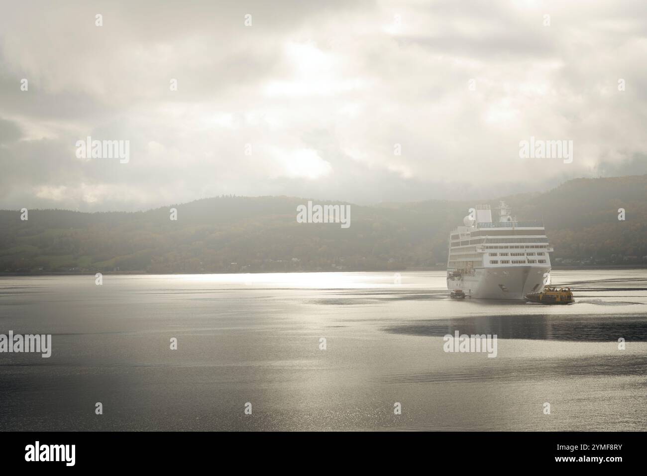 Saguenay, Québec, Canada - 8 octobre 2024 : bateau de croisière Océanie, Nautica, ancré sur la rivière Saguenay, offre le transport de passagers à terre. Banque D'Images