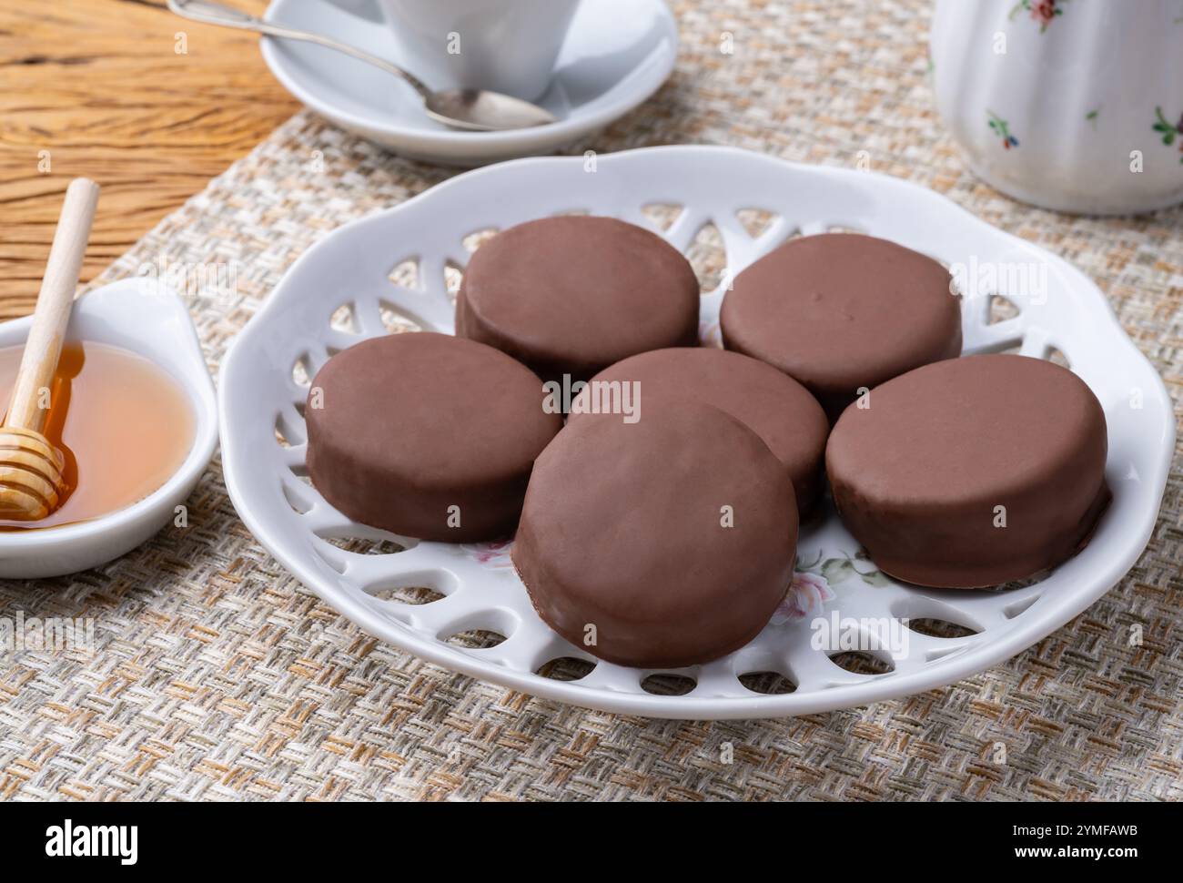 Pao de Mel brésilien ou biscuits au miel recouverts de chocolat sur une table en bois. Banque D'Images