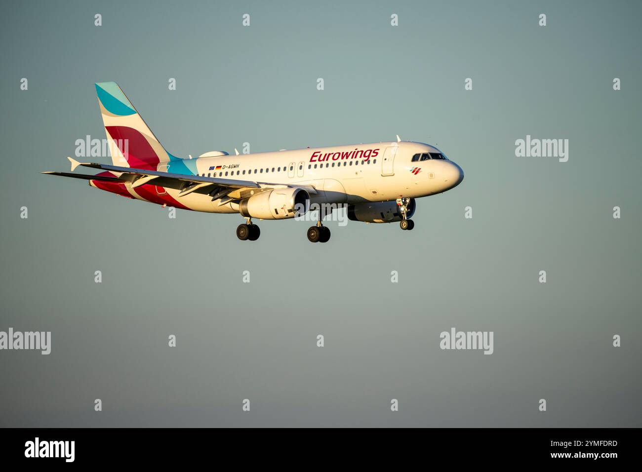 Eurowings Airbus A319-132 atterrissant à l'aéroport de Cologne-Bonn, CGN, NRW, Allemagne, Banque D'Images