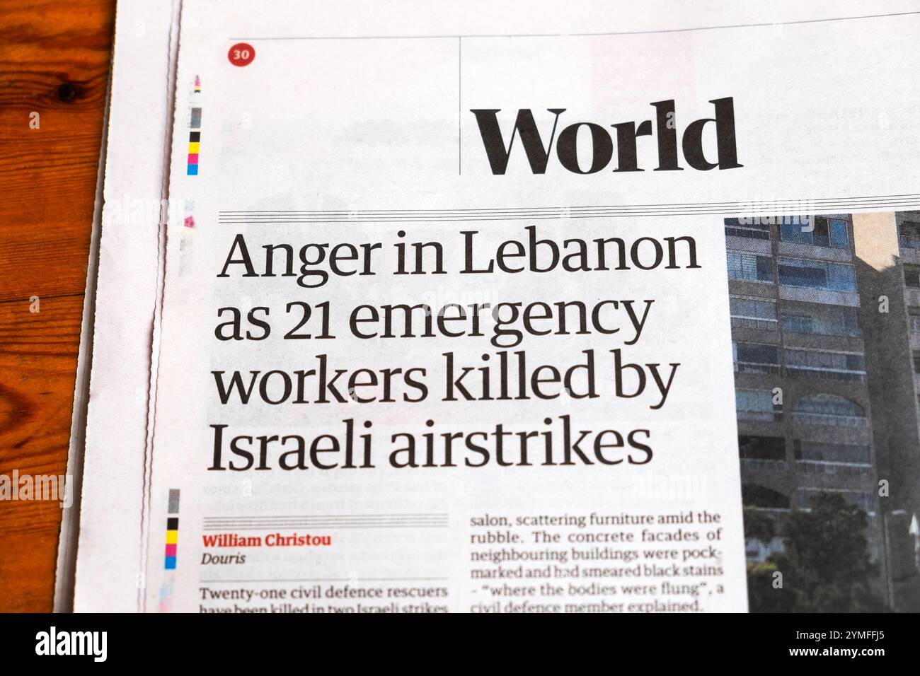 "Colère au Liban alors que 21 travailleurs des secours sont tués par des frappes aériennes israéliennes" le journal Guardian titre Israël Beyrouth article de guerre 16 novembre 2024 Royaume-Uni Banque D'Images