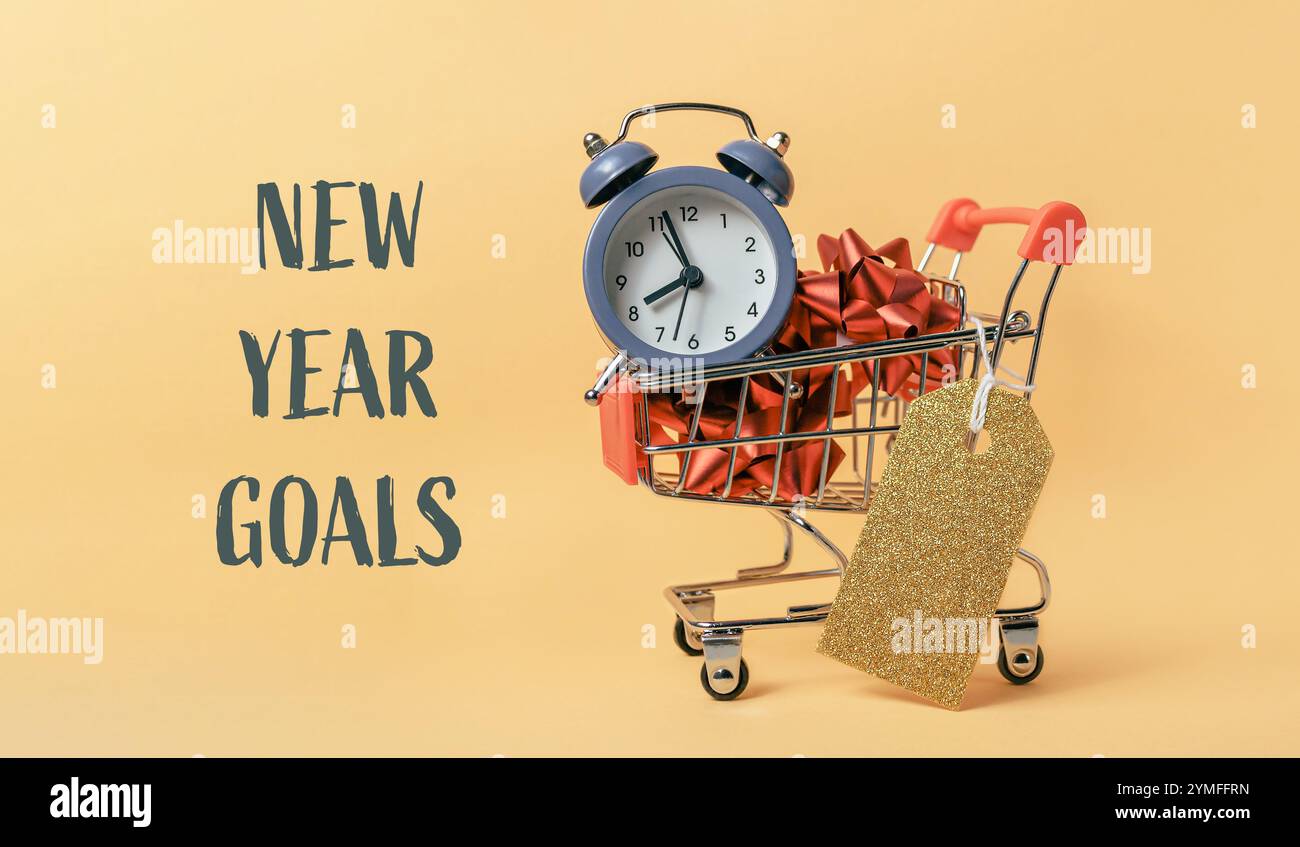 Panier avec une horloge et une étiquette indiquant les objectifs du nouvel an. Concept de fixer des objectifs pour la nouvelle année et l'importance de la gestion du temps Banque D'Images