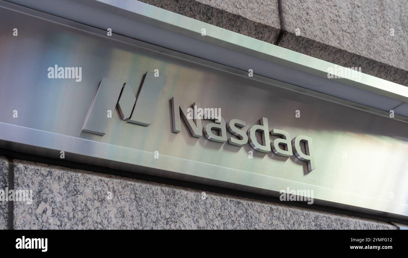 Gros plan du logo Nasdaq sur le bâtiment à New York, NY, États-Unis Banque D'Images