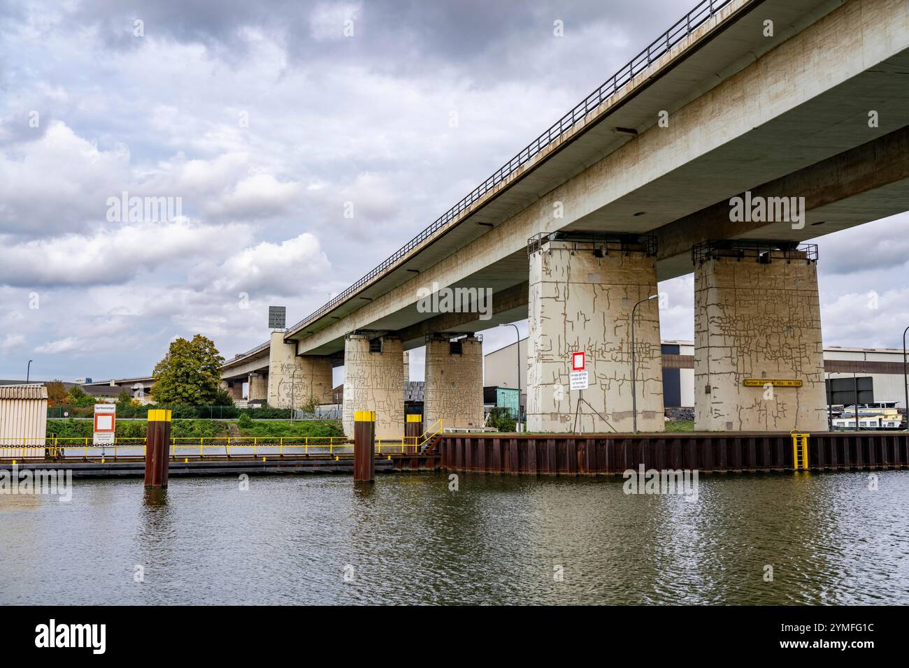 Le pont de Berlin, autoroute A59, sur la zone du port de Duisbourg, 1,8 km de long, a une durée de vie utile restante jusqu'en 2029, en raison de divers dommages, tels que Banque D'Images