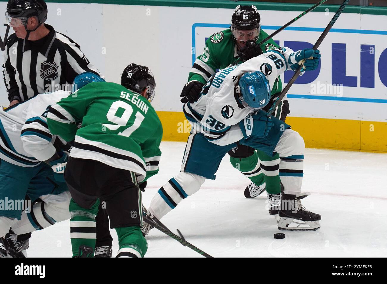 Dallas, Texas, États-Unis. 20 novembre 2024. Mario Ferraro #38 des Sharks de San Jose et Matt Duchene #95 des Stars de Dallas se battent pour la rondelle lors du match de la LNH au American Airlines Center. Score final Dallas Stars 5 - 2 Sharks de San Jose. Le 20 novembre 2024 à Dallas, Texas. (Crédit image : © Javier Vicencio/eyepix via ZUMA Press Wire) USAGE ÉDITORIAL SEULEMENT! Non destiné à UN USAGE commercial ! Banque D'Images