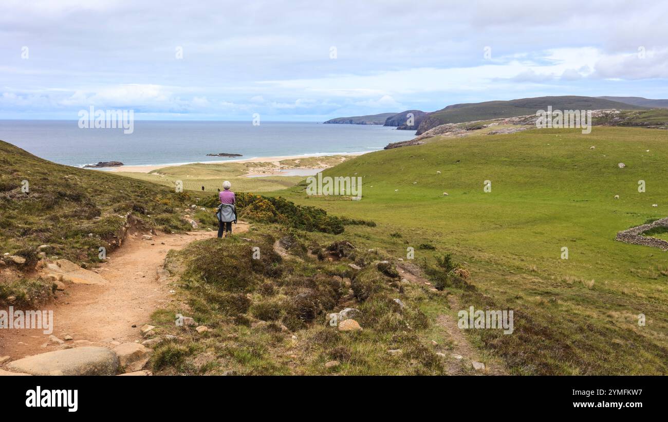 Sandwood Bay est une large bande de sable sauvage et pittoresque, soutenue par des dunes et un loch d'eau douce et encadrée par de hautes falaises sur la côte nord-ouest Banque D'Images