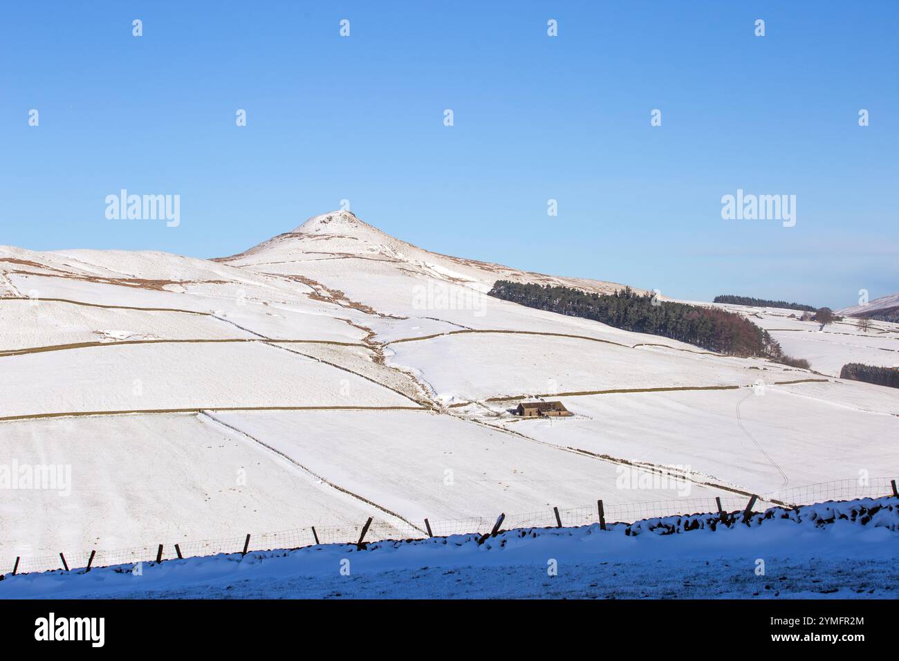 Shutlingsloe Hill dans un paysage d'hiver couvert de neige Cheshire Peak District avec une ferme solitaire Banque D'Images