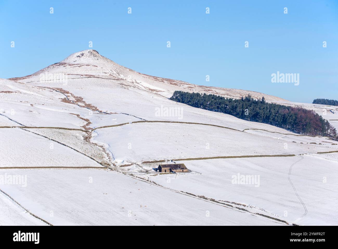 Shutlingsloe Hill dans un paysage d'hiver couvert de neige Cheshire Peak District avec une ferme solitaire Banque D'Images