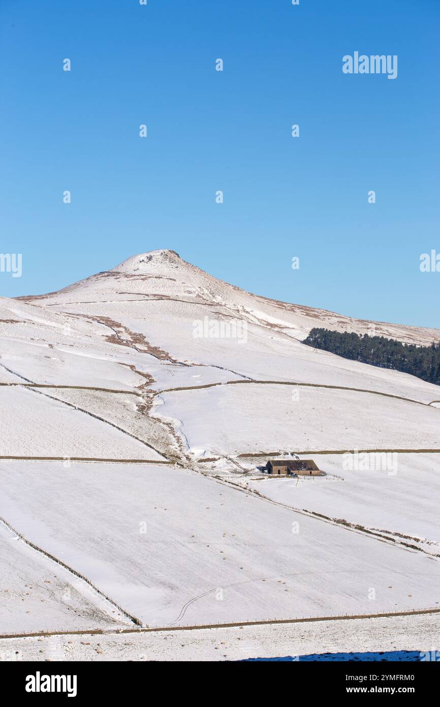 Shutlingsloe Hill dans un paysage d'hiver couvert de neige Cheshire Peak District avec une ferme solitaire Banque D'Images