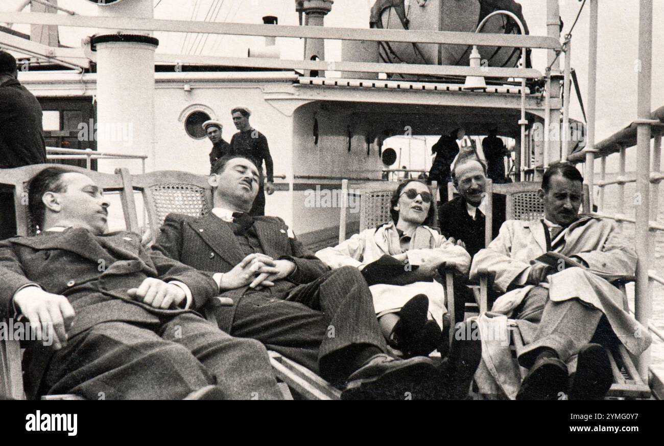 Les touristes italiens apprécient la croisière theri tout en naviguant de l'Italie à la Dalmatie (Croatie) au milieu des années trente Banque D'Images