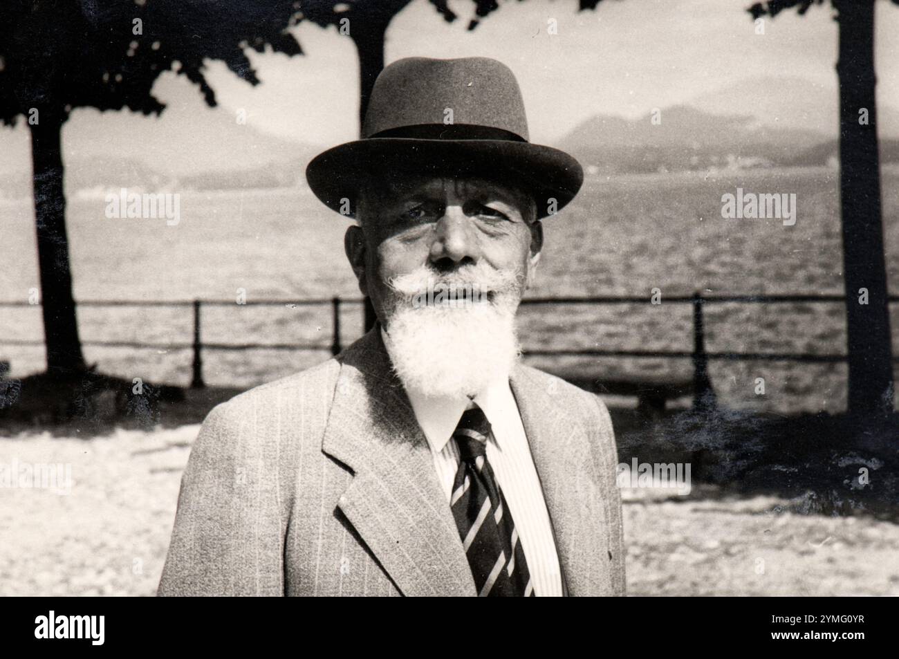 Un Italien âgé et riche pose pour un portrait le long du lac de Côme au début des années trente Banque D'Images