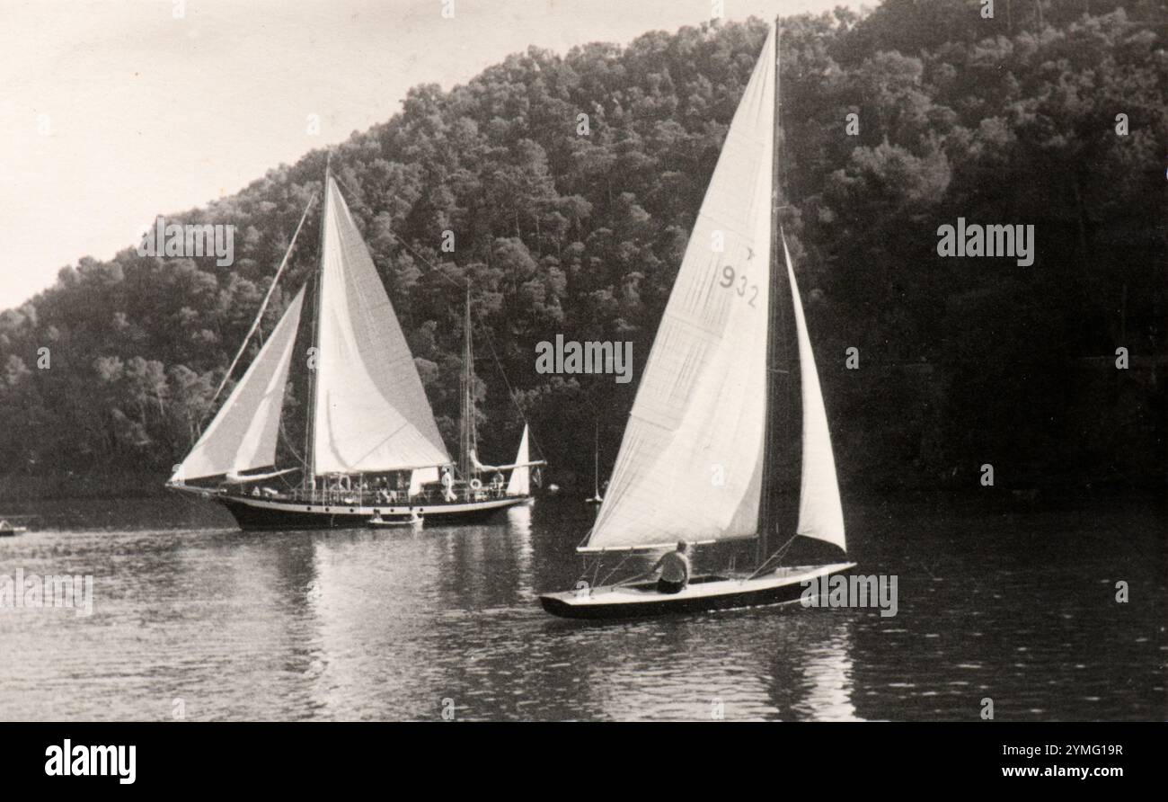 Photo de deux voiliers sur le lac non identifié des Alpes italiennes, au début des années trente Banque D'Images