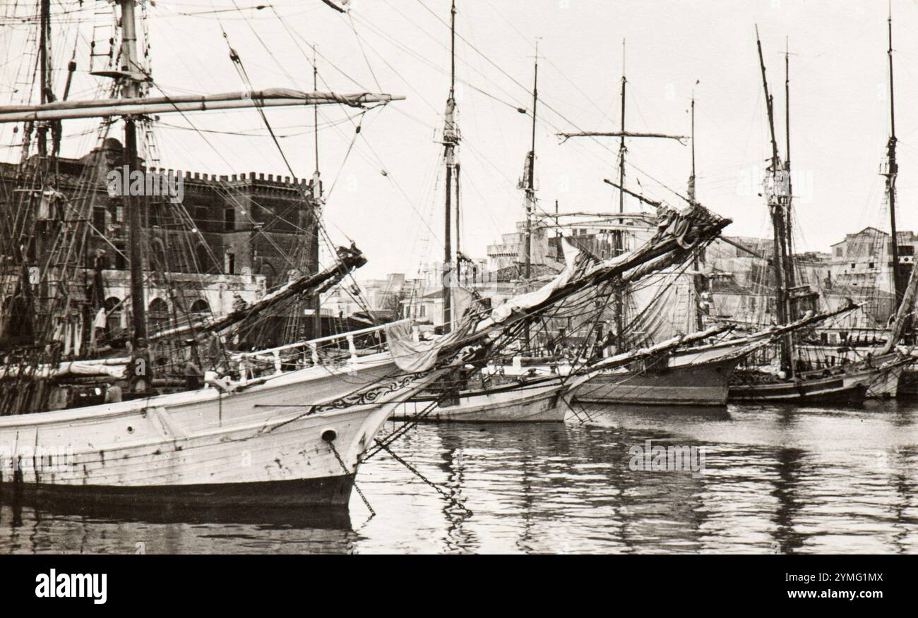 Détail du port d'Anzio au milieu des années 1930 Banque D'Images