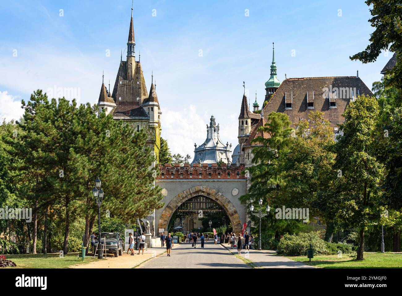 La porte d'entrée du complexe du château de Vajdahunyad dans le parc municipal de Budapest Banque D'Images