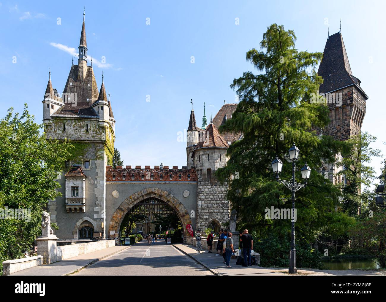 La porte d'entrée du complexe du château de Vajdahunyad dans le parc municipal de Budapest Banque D'Images