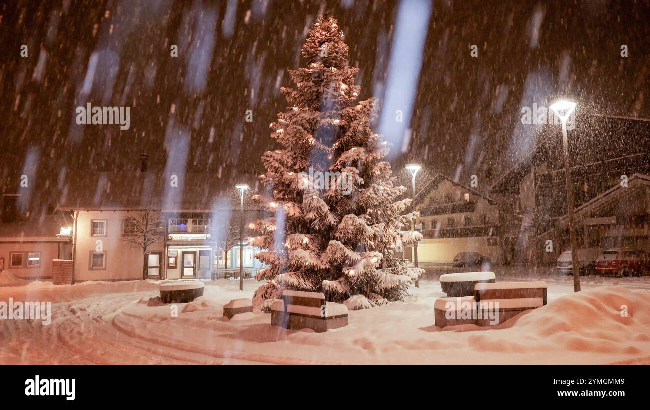 20 cm Neuschnee in 5 Stunden - Schneetief Renate lässt es im Allgäu ordentlich schneien. Der Deutsche Wetterdienst warnt seit dem gesamten Tag vor Unwettern in Süddeutschland. Viele Autofahrer nahmen die Warnungen ernst. VOR allem LKW Fahrer fuhren rechtzeitig die Parkplätze an. Auf der A 7 zwischen Kempten und Füssen lag der Schnee auf der Autobahn bis zu 10 cm hoch. Nur vereinzelt blieben Fahrzeuge liegen. Der Winterdienst War im Dauereinsatz. Ein Wintermärchen und pure Lust auf Weiße Weinachten GAB es in Markt Nesselwang. Auf 867 Metern über null lagen um Mitternacht 20 cm Neuschnee. Der We Banque D'Images