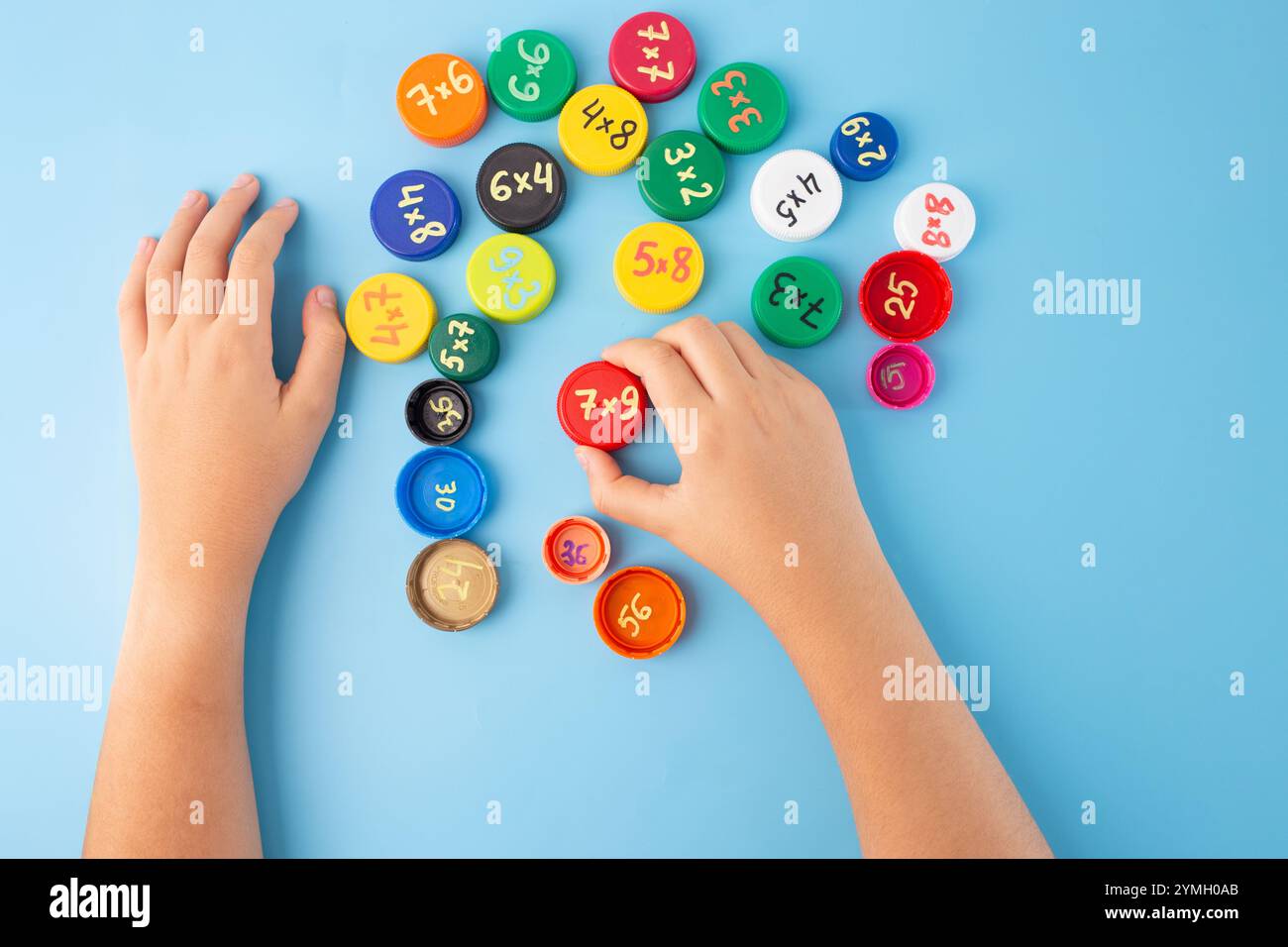 Apprenez les tables de multiplication de manière interactive, jeux gratuits d'apprentissage de multiplication mathématique pour la 2ème, 3ème année. bouchons de bouteille avec multiplication exe Banque D'Images
