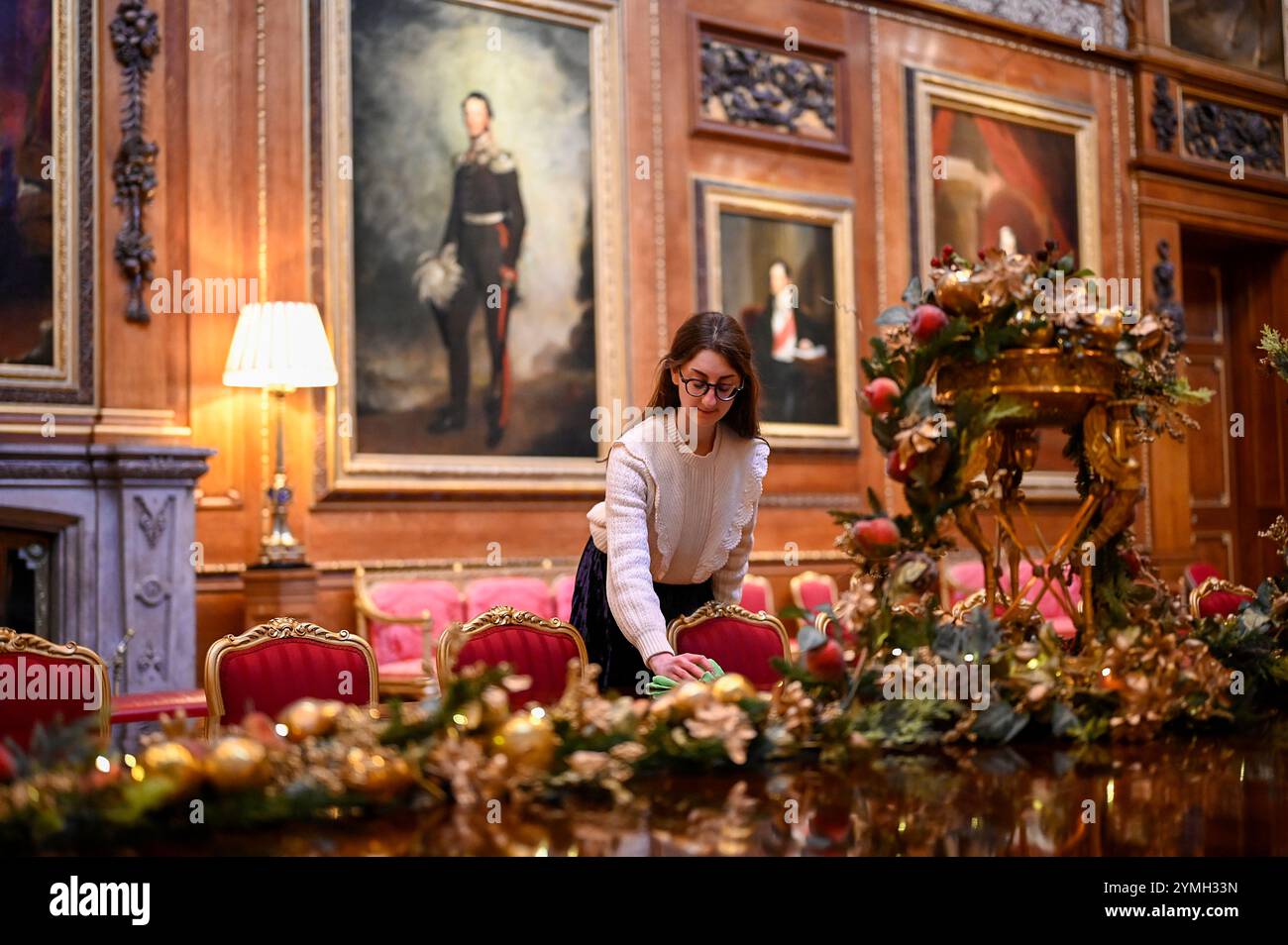Château de Windsor, Royaume-Uni 21 novembre 2024. De magnifiques expositions de Noël accueillent les visiteurs des appartements officiels du château de Windsor. Le point culminant de l'exposition de cette année sont le sapin Nordmann de 20 pieds dans le St George's Hall et un sapin de Noël magnifiquement décoré dans le salon Crimson Drawing Room Banque D'Images