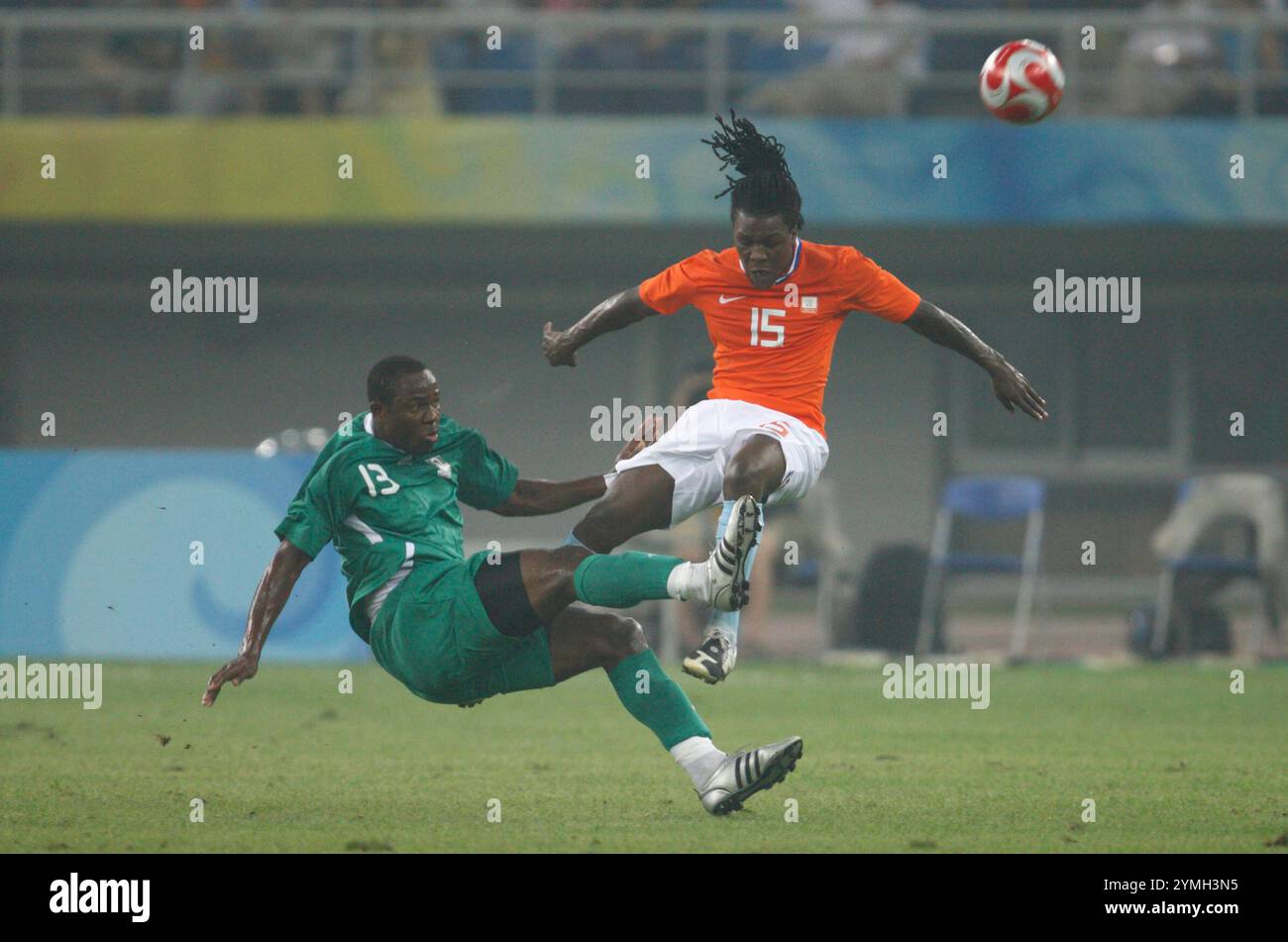 TIANJIN, CHINE - 7 AOÛT : Olubayo Adefemi du Nigeria (l) bloque un pass en provenance de Royston Drenthe des pays-Bas (R) lors d'un match du groupe B au tournoi de football des Jeux Olympiques de Beijing le 7 août 2008 à Tianjin en Chine. Usage éditorial exclusif. (Photographie de Jonathan Paul Larsen / Diadem images) Banque D'Images