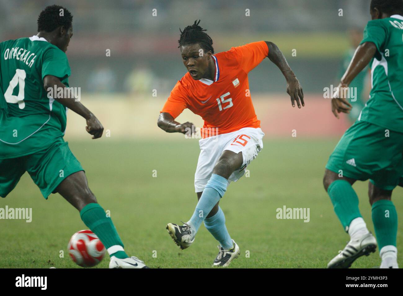 TIANJIN, CHINE - 7 AOÛT : Royston Drenthe des pays-Bas (15) passe la balle lors d'un match du groupe B contre le Nigeria lors du tournoi de football des Jeux Olympiques de Beijing le 7 août 2008 à Tianjin en Chine. Usage éditorial exclusif. (Photographie de Jonathan Paul Larsen / Diadem images) Banque D'Images