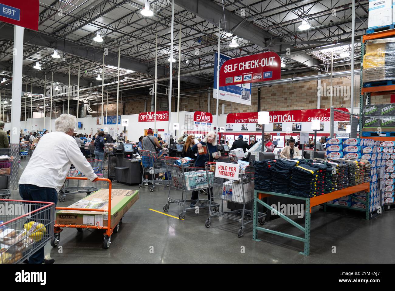 Images d'un magasin Costco animé présentant l'extérieur, l'entrée et les caisses, capturant les clients et les chariots en action. Banque D'Images