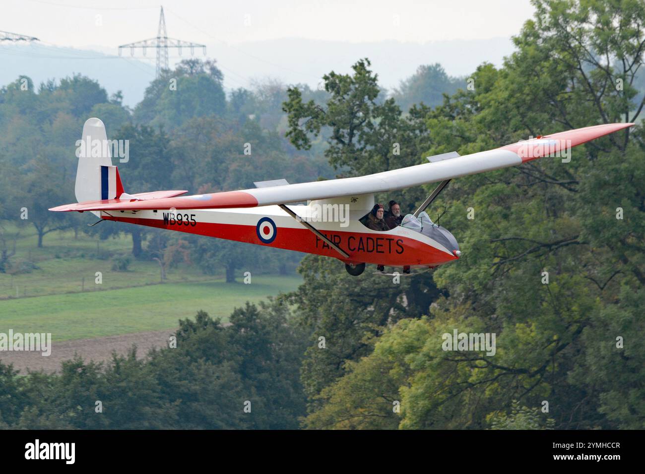 Un planeur Slingsby T.21 Sedbergh vintage aux couleurs militaires britanniques débarque. Le propriétaire civil a changé « Cadets de l'Air » en « Cadets Fair » Banque D'Images