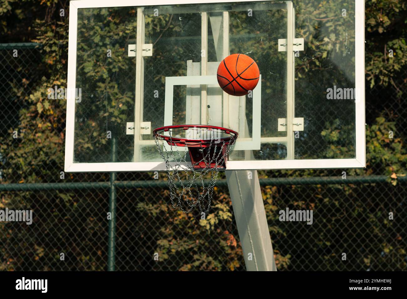 balle de basket-ball dans le panier. balle en mouvement pour marquer le point sur un terrain de basket-ball Banque D'Images