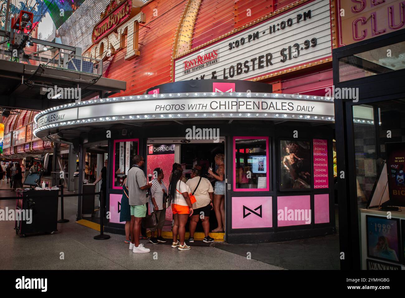LAS VEGAS - 19 AOÛT 2024 : les gens font la queue pour prendre des photos avec les artistes de Chippendales sur Fremont Street Experience à Las Vegas. L'attraction est un Banque D'Images