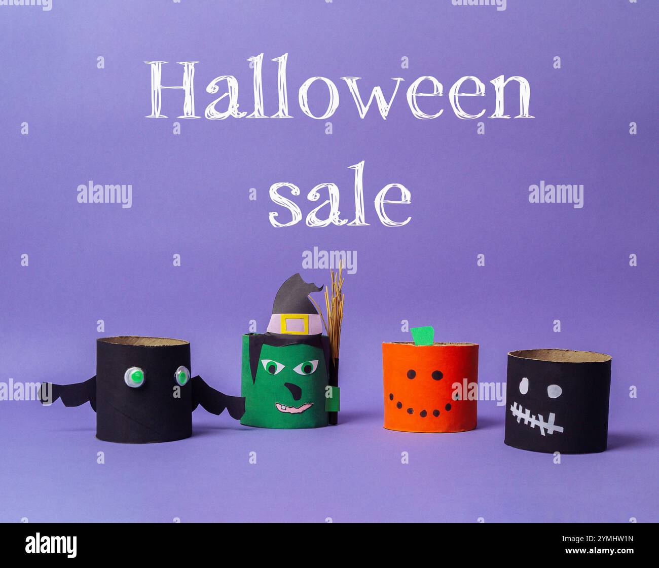 Solde d'Halloween avec quatre découpes en papier de personnages d'Halloween. Les personnages sont une sorcière, une citrouille, une citrouille avec un visage et un squelette Banque D'Images