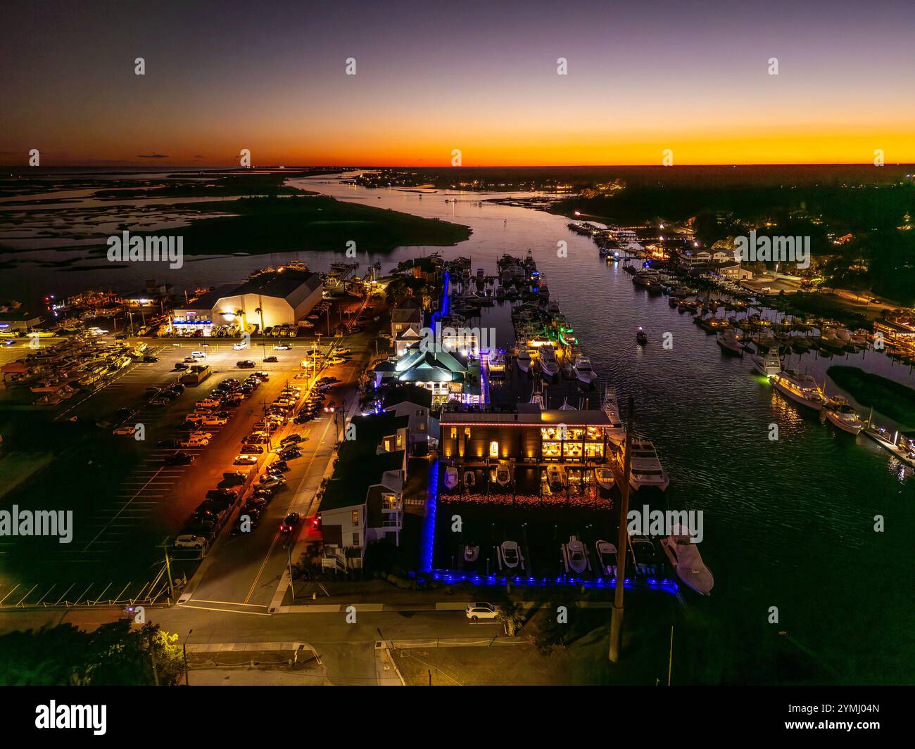 Une vue nocturne de l'horizon côtier. Banque D'Images