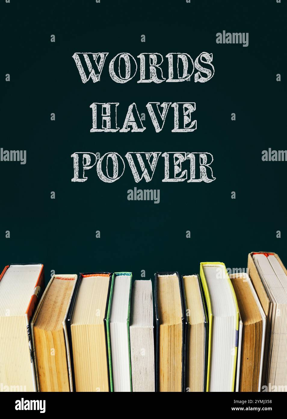 Une pile de livres avec les mots mots ont le pouvoir écrit au-dessus d'eux. L'image transmet l'idée que les mots peuvent avoir un impact significatif sur les gens et Banque D'Images